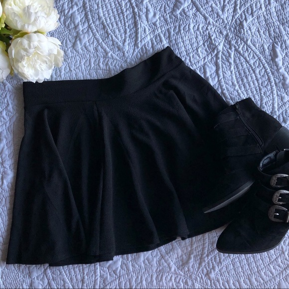Dresses & Skirts - ❣️ 2 for $13❣️ Urban Coco Black Skater Skirt Large